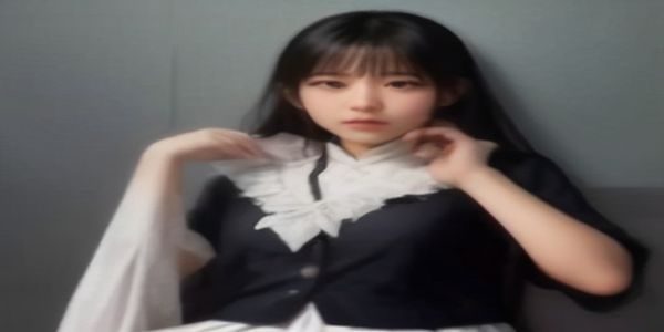 黑丝JK美女制服内容风格解析，模特穿着深色格裙搭配黑色丝袜，室内暖光氛围，体现91jk美女被操核心风格